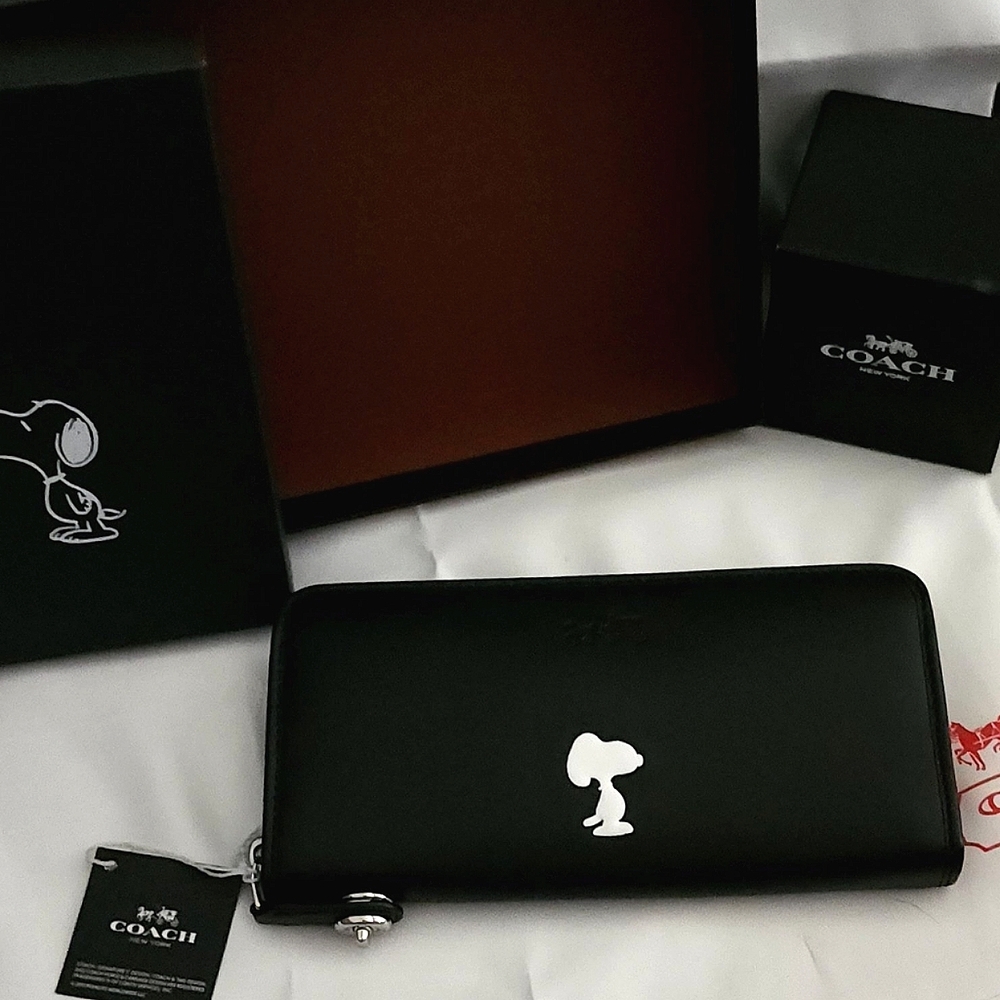 ☆ COACH X PEANUTS SNOOPY BLACK LEATHER ACCORDIAN ZIP WALLET LIMITED EDITION